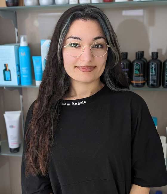 Hiba Simoqui, Auszubildende; Fadenspezalistin und verantwortlich für die Verschönerung von Wimpern und Augenbrauen unsere Kunden