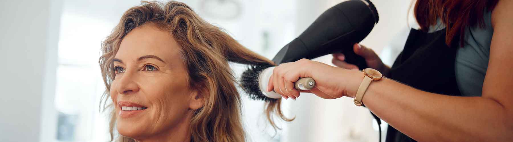 Haarföhnen im Friseursalon Damm Stadthagen: stylen des Haars bei richtiger Temperatur und mit genügend Zeit